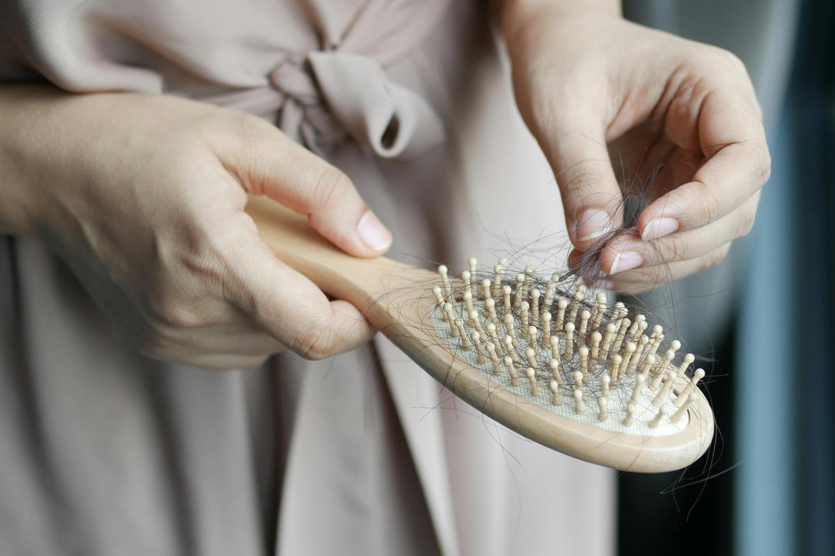 Chute de cheveux féminins — brosse avec cheveux perdus